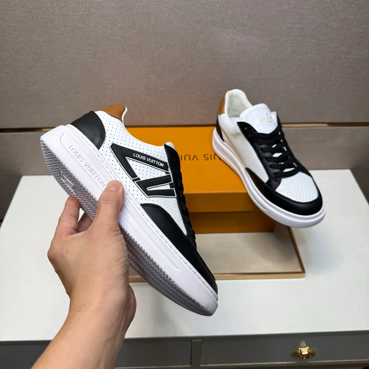⬛️Men's shoes 💰p420 [LV～] Men's casual shoes 2025z cabinet sales simultaneously 🔶Size: 38-44 #️⃣ 🔷6 colors🔜The upper is made of multi-material splicing ➕Genuine leather lining, comfortable and breathable, sole: original comfortable and wear-resistant outsole, ⚠️Real thing📱Photographed🎬The real thing is better📢📢📢